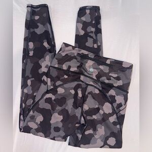 Athleta Women Black and Gray Camo High Rise Ankle Leggings Size XXS